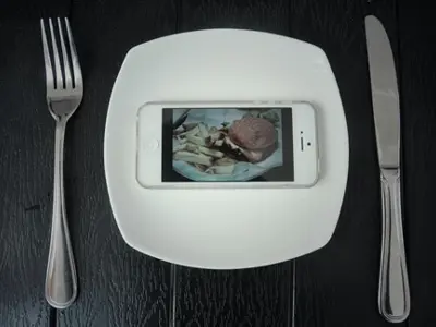 phone-food-cutlery