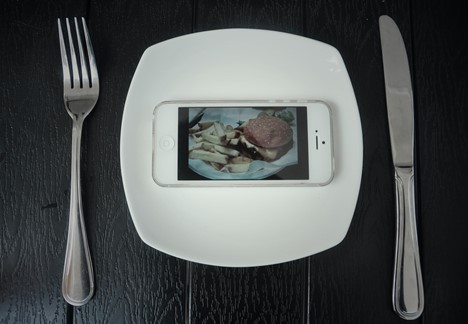 phone-food-cutlery